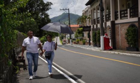 La pareja camina a diario hasta el hotel en el que trabajan. Foto: OIM/Gema Cortes