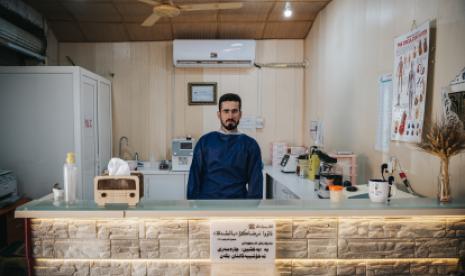 Twenty-seven-year-old Abdulmalik Khalid in his medical laboratory in Kurdistan Region of Iraq. Photo:  IOM