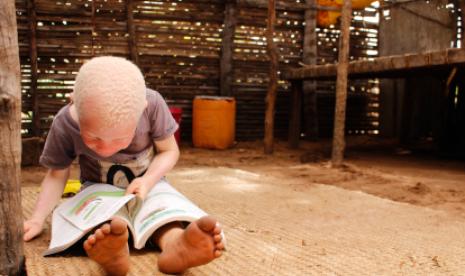 In anticipation of his first year of school, Raimany reads his older cousins’ books each day. Photo: IOM/María Toro