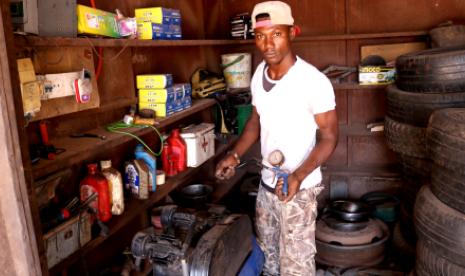 Ousame started a tyre business with the support of IOM. Seeing the shop fully stocked today fills his heart with joy. Photo: IOM 2022/Alpha Ba