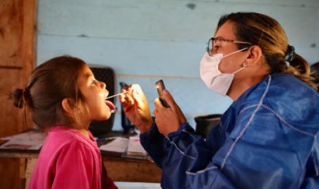 IOM nurse during medical consultation in remote Brazil areas. Photo: IOM/Gema Cortés