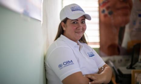 Sachi Durán (34) is a Venezuelan community leader living in the Dominican Republic. She owns a beauty salon business, but she is also one of the many Venezuelans providing information at the Venezuelans Normalization Plan hubs, supported by IOM. Photo: R4V