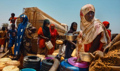 “Llegamos aquí con nuestros hijos a hombros”: la implacable sequía desplaza a miles de personas en Somalia